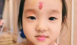 杨云爆料双胞胎女儿视频,温馨亲子时光感动网友